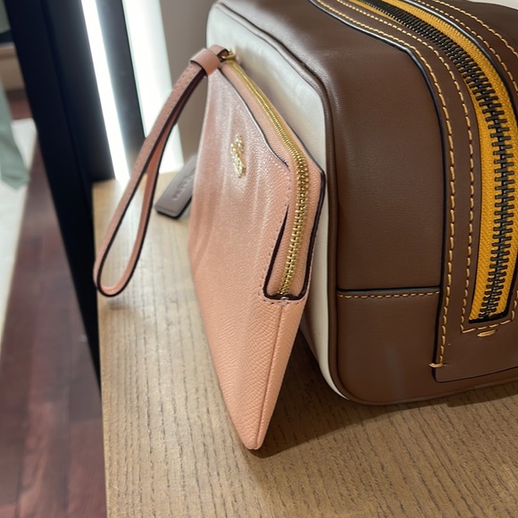 Coach Large Corner Zip Wristlet
IM/Faded Blush - Picture 3 of 16